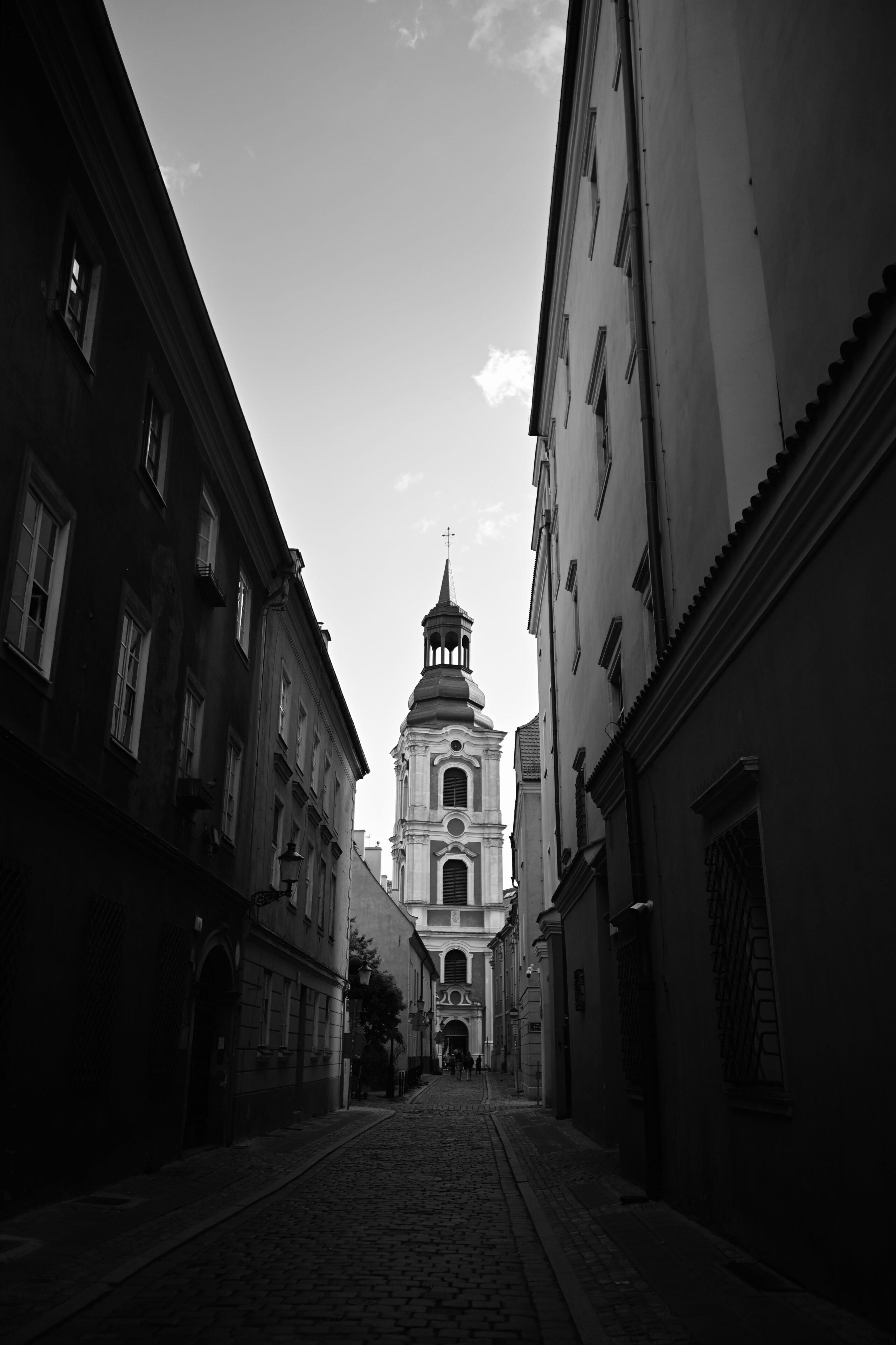 Fotografia miejska uchwycona obiektywem Viltrox AF 28mm (czarno-białe)