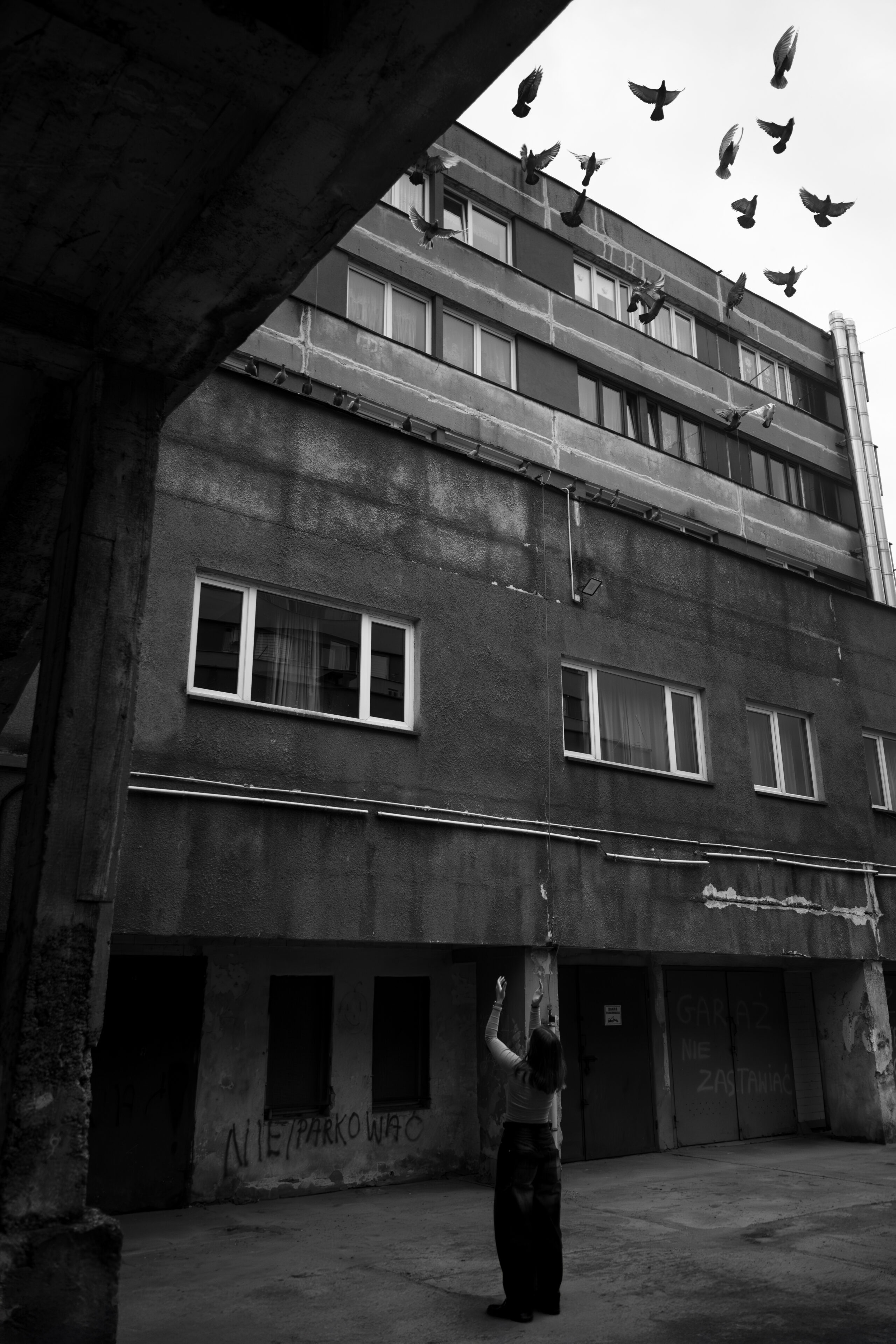 Fotografia miejska uchwycona obiektywem Viltrox AF 28mm (czarno-białe)